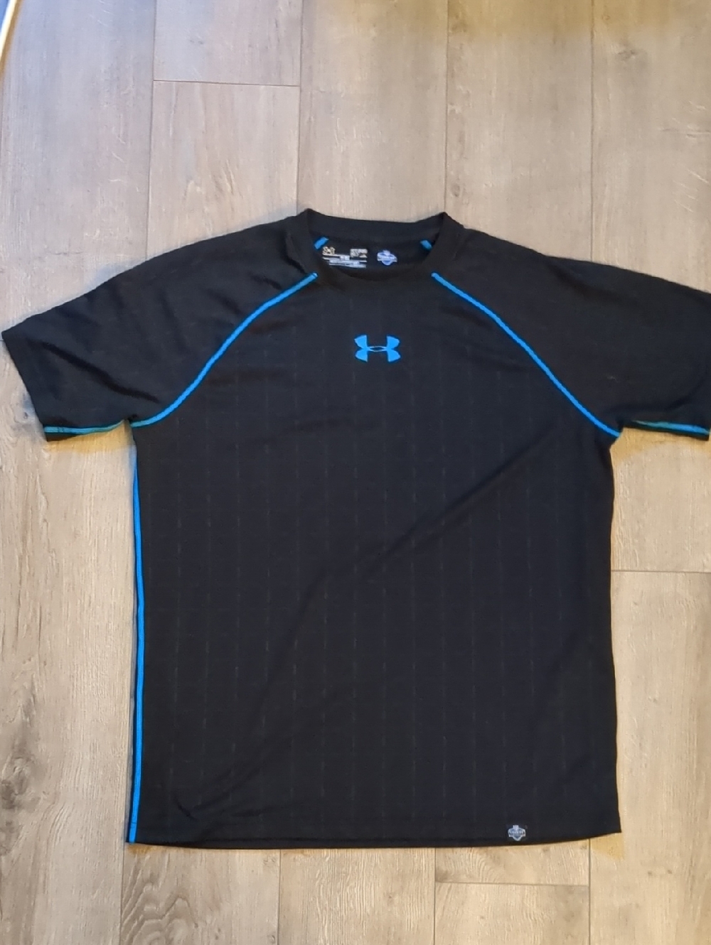 MENS UNDER ARMOUR PERFORMANCE SHIRT WITH AQUA LOGO - SIZE S